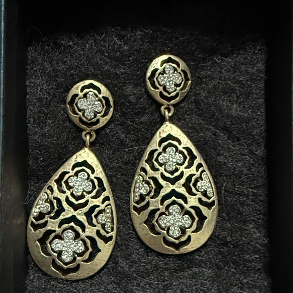 Elegant Gold tone Bling Floral pierced Earrings